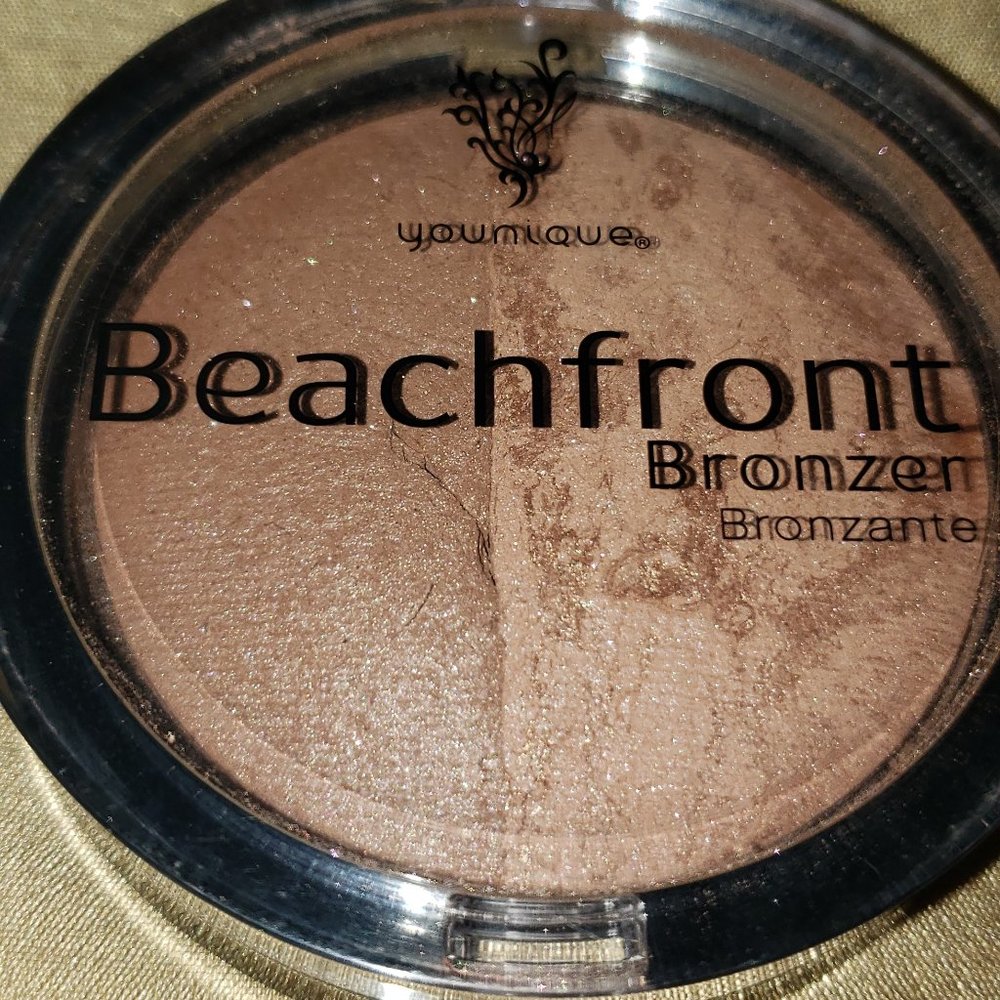 Younique Beachfront Bronzer Malibu- New w/ Defects